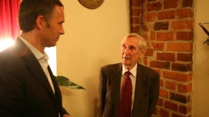 Gunnar Kjakan Sønsteby hadde en stor stjerne hos Jens Stoltenberg - som elsket å høre ham fortelle om sine opplevelser under krigen. Foto:Asbjørn Svarstad Gunnar Kjakan Sønsteby hadde en stor stjerne hos Jens Stoltenberg - som elsket å høre ham fortelle om sine opplevelser under krigen. Foto:Asbjørn Svarstad