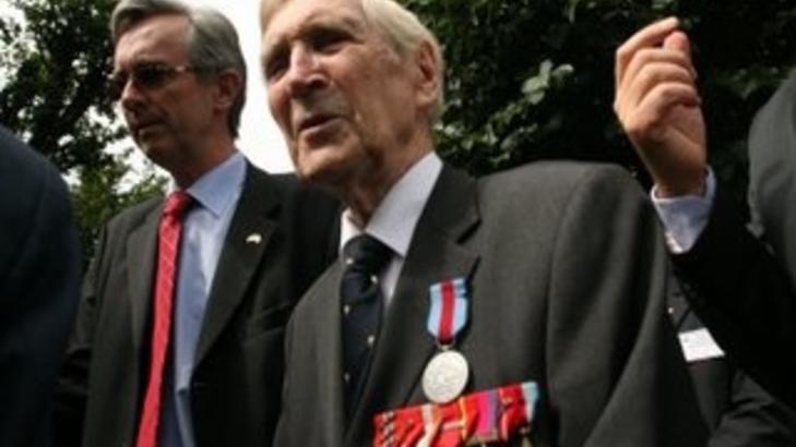 STOLT 89-ÅRING: Gunnar Kjakan Sønsteby fotografer i juni 2007 da han var med statsministeren på offisielt besøk. Eller var det Stoltenberg som fikk være med Sønsteby på tur? Foto:Asbjørn Svarstad
Foto: Asbjørn Svarstad
Mottatt fra epost: 08.05.2012 STOLT 89-ÅRING: Gunnar Kjakan Sønsteby fotografer i juni 2007 da han var med statsministeren på offisielt besøk. Eller var det Stoltenberg som fikk være med Sønsteby på tur? Foto:Asbjørn Svarstad
Foto: Asbjørn Svarstad
Mottatt fra epost: 08.05.2012