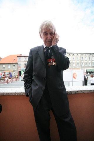 Gunnar Kjakan Sønsteby i et tenksomt øyeblikk under oppholdet i Polen. Foto: Asbjørn Svarstad Gunnar Kjakan Sønsteby i et tenksomt øyeblikk under oppholdet i Polen. Foto: Asbjørn Svarstad