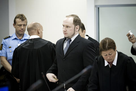 <b>POST-IT:</b> Anders Behring Breivik putter en gul Post-It-lapp i lomma. Han noterer ting på lappen, som han deretter viser forsvarerne sine.