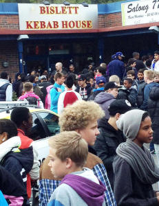Slagsm�l og trafikkaos for gratis kebab i Oslo