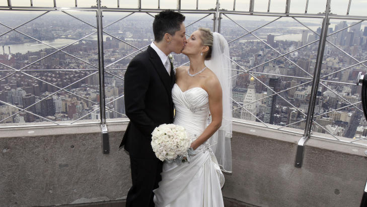ENNÅ KONTROVERSIELT: Kvinnene Lela Mc Arthur og Stephanie Figarelle gjennomførte sin bryllupsseremoni i Empire State Building i New York på Valentine's Day i år, men i de fleste delstater har homo- og heteropar ulike rettigheter. ENNÅ KONTROVERSIELT: Kvinnene Lela Mc Arthur og Stephanie Figarelle gjennomførte sin bryllupsseremoni i Empire State Building i New York på Valentine's Day i år, men i de fleste delstater har homo- og heteropar ulike rettigheter.