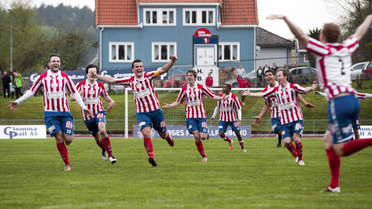 JUBEL: Slik jublet Kvik Halden-spillerne etter seieren i går.
Foto: Stein Johnsen / NTB scanpix JUBEL: Slik jublet Kvik Halden-spillerne etter seieren i går.
Foto: Stein Johnsen / NTB scanpix
