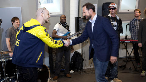 FIKK SKIVE:Kronprins Haakon fikk en skive med til Marius fra Admiral P og bandet. Foto: Andes Gr�nneberg / Dagbladet.