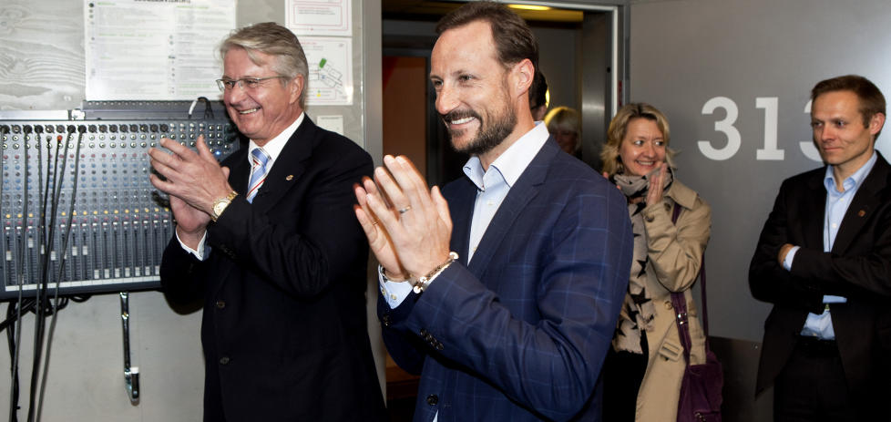�VINGSHOTELLET: Kronprins Haakon og Fabian Stang nyter Elvebakken vgs sin fremf�ring av �The Lion Sleeps Tonight�. Foto: Anders Gr�nneberg / Dagbladet.