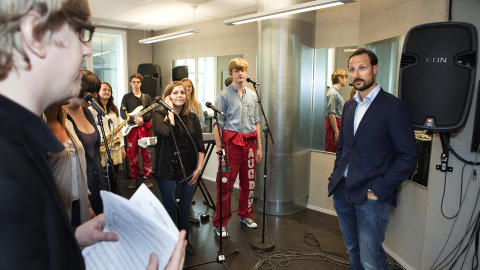 FREMF�RING: Elvebakken videreg�ende skole fremf�rte �The Lion Sleeps Tonight� for kronprinsen. Foto: Andes Gr�nneberg / Dagbladet.
