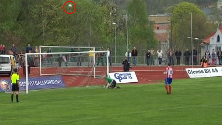 UTROLIG STRAFFE: Kvik Halden-spiller Jonas Faraasen Olsens straffespark ble reddet av FFK-keeperen, men gikk i en bue og ned i motsatt hjørne av målet. Skjermdump: dbtv. UTROLIG STRAFFE: Kvik Halden-spiller Jonas Faraasen Olsens straffespark ble reddet av FFK-keeperen, men gikk i en bue og ned i motsatt hjørne av målet. Skjermdump: dbtv.