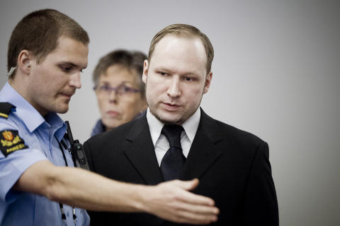 <b>- STEINANSIKT:</b> Anders Behring Breivik snakket behersket og rolig, og hadde et steinansikt mens han massakrerte ungdommer ved pumpehuset, forklarte overlevende Lars Henrik Rytter Øberg (18) nettopp.