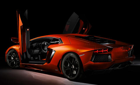 MAJESTETISK: Aventador er like brutalt vakker som den er rask. Foto: LAMBORGHINI MAJESTETISK: Aventador er like brutalt vakker som den er rask. Foto: LAMBORGHINI