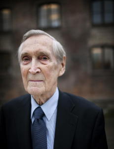 - Ung i blikket og smilende om munnen. Slik vil jeg huske ham.