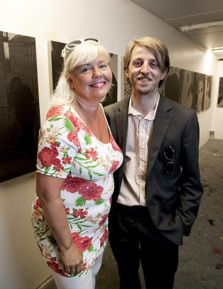 Kjendiskunstner Unni Askeland skilles