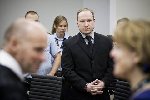 <b>BLE ANGREPET:</b> Anders Behring Breivik fikk kastet en sko etter seg og ble kalt "killer" av en mann som fikk sammenbrudd i retten. Så vel mannen som Breivik ble umiddelbart ført ut av salen.