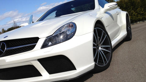 SPESIALVERSJON: Heftige luftinntak, brede skjermer i XXXL-format og sv�re hjul r�per at dette ikke er en vanlig Mercedes. Ikke er det en �vanlig� AMG heller. Foto: ANDREAS HANDELAND