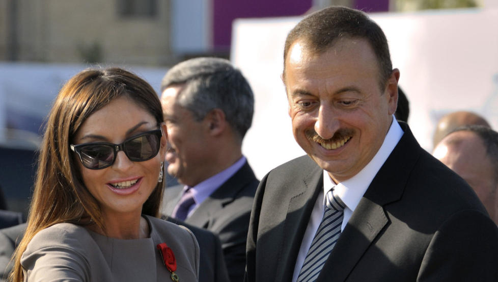 SKINNET BEDRAR: President Ilham Aliyev og kona Mehriban Aliyeva. �Den glamor�se familien representerer en jernneve med silkehansker,� skriver kronikkforfatteren. Foto: Philippe Wojazer/AFP/NTB scanpix