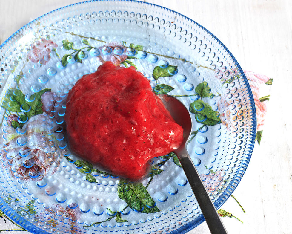 Is i magen: Det er ikke n�dvendig med nitide forberedelser for � lage hjemmelaget is til 17. mai eller andre festlige anledninger. Frosne jordb�r og litt juice blir sorb� p� 1-2-3.