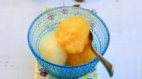 Desserten i boks: Frossen hermetisk fersken, mango og pære gjør det enklere å lage sorbé. Desserten i boks: Frossen hermetisk fersken, mango og pære gjør det enklere å lage sorbé.