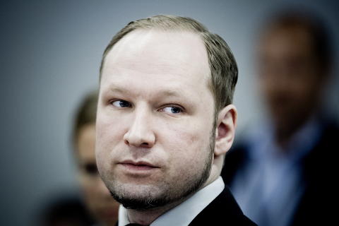 <b>UBERØRT:</b> Anders Behring Breivik følger med på de sterke vitneskildringene i retten, men virker følelsesmessig uberørt.