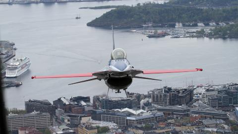 1000 FOT: På det laveste var flyene rundt 300 meter over bakken. Foto: Jan Severinsen 1000 FOT: På det laveste var flyene rundt 300 meter over bakken. Foto: Jan Severinsen