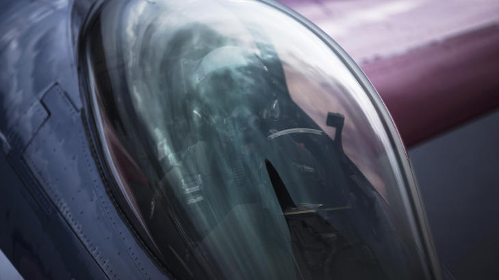 JUBILEUMSFARGER: F16-maskina er nylakkert i jubileumsfarger. Dette var den første turen med de nye fargene. Foto: Forsvarets mediesenter / Ole Gunnar Henriksen Nordli JUBILEUMSFARGER: F16-maskina er nylakkert i jubileumsfarger. Dette var den første turen med de nye fargene. Foto: Forsvarets mediesenter / Ole Gunnar Henriksen Nordli