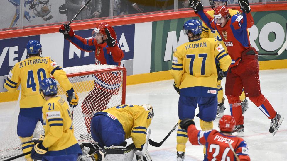 FIKK BANK: Sverige hadde 2-1 i ryggen etter 1.-perioden mot Russland. Det var absolutt ikke nok. Russerne avgjorde med 4-0 de siste 20 minuttene til 7-3-seier. Foto: EPA / Claudio Bresciani / NTB Scanpix