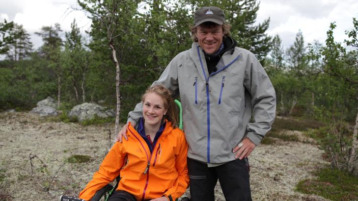 SLIK VI KJENNER HENNE BEST:  I januar s� vi Birgit Skarstein (22) kjempe seg mot toppen av Sn�hetta sammen med de andre deltakerne i Ingen grenser og programleder Lars Monsen. I kveld bytter hun ut turkl�rne med en lang, rosa kjole. Foto: H�vard Jenssen / NRK