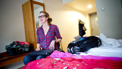 GULLRUTEN-FORBEREDELSER:  Valget om den rosa kjolen var enkelt, n�r Birgit f�rst hadde bestemt seg for � bytte ut turkl�rne p� den r�de l�peren. Foto: Thomas Rasmus Skaug / Dagbladet