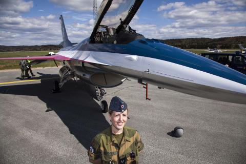 20120512: Grenader Marie Brudevold fra Fredrikstad fikk lov til å spesialdesigne farger og mønster på oppvisningsflyet til major Eskil Amdal i forbindelse med 100 år med Norsk Militær Luftmakt. Foto: Per Flåthe/Dagbladet 20120512: Grenader Marie Brudevold fra Fredrikstad fikk lov til å spesialdesigne farger og mønster på oppvisningsflyet til major Eskil Amdal i forbindelse med 100 år med Norsk Militær Luftmakt. Foto: Per Flåthe/Dagbladet