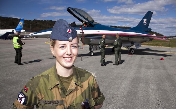DESIGNET: Grenader Marie Brudevold fra Fredrikstad fikk lov til å spesialdesigne farger og mønster på oppvisningsflyet til major Eskil Amdal i forbindelse med 100 år med Norsk Militær Luftmakt. Foto: Per Flåthe/Dagbladet DESIGNET: Grenader Marie Brudevold fra Fredrikstad fikk lov til å spesialdesigne farger og mønster på oppvisningsflyet til major Eskil Amdal i forbindelse med 100 år med Norsk Militær Luftmakt. Foto: Per Flåthe/Dagbladet