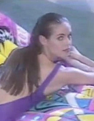 Det var her det startet: Heidi (18) plasker forførende i vannet på TV