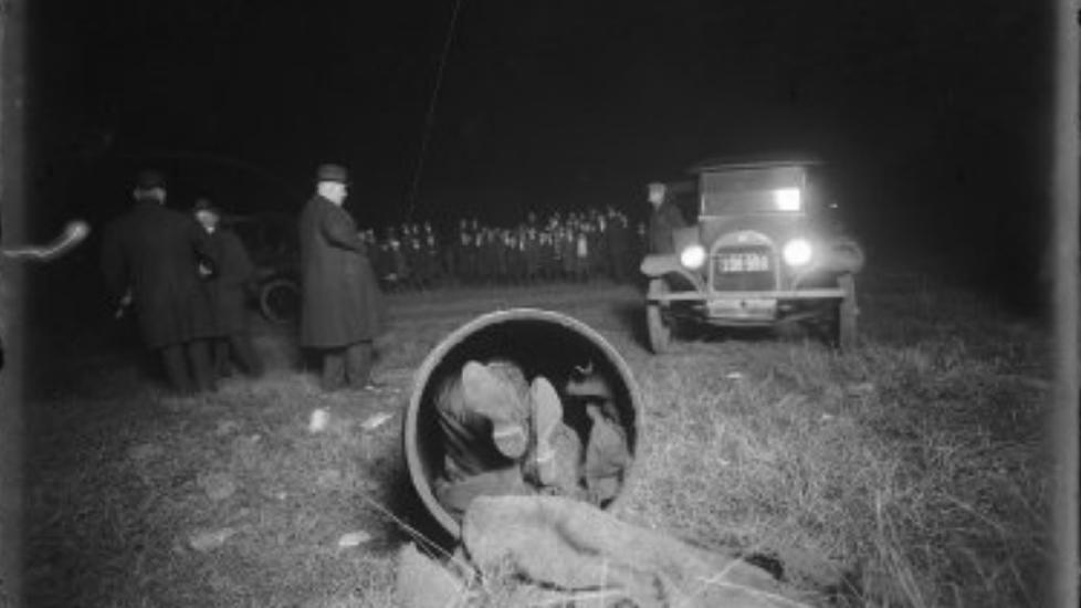 MAKABERT: Dette ikoniske bildet tatt av fotograflegenden Weegee er blant de mange bildene som utgj�r det n� frigitte bevismaterialet fra 1920-tallet. Foto: New York Municipal Archives