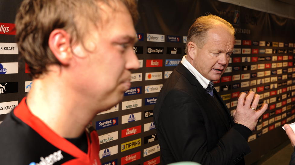 TOPP SKOLE: Tom�lsscorer Magnus Andersen med TIL-sjefen Per-Mathias H�gmo etter utklassingen av V�lerenga. FOTO: Rune Stoltz Bertinussen / NTB scanpix.