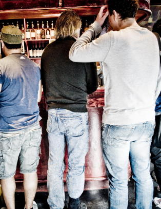 Skuespillere spilte overstadig beruset - fikk kj�pe alkohol