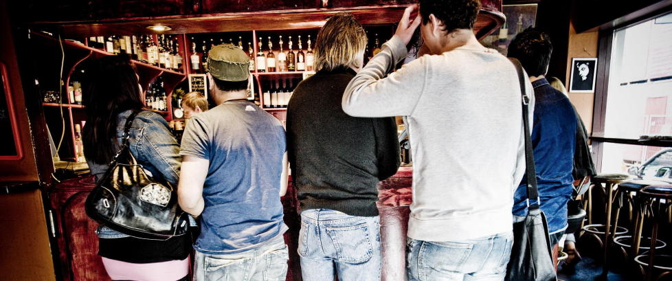Skuespillere spilte overstadig beruset - fikk kjøpe alkohol