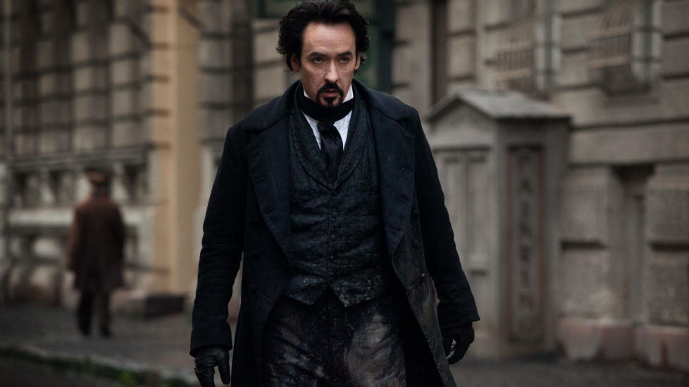 KOPIERT: En ivrig fan av Edgar Allan Poe (John Cusack) skaper store problemer for forfatteren i �The Raven�.
