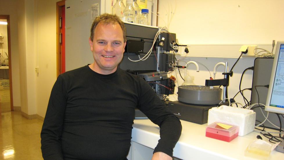 SL�R ET SLAG FOR NATURVITENSKAPEN: Knut Olav Daasvatn er molekyl�rbiolog. Siden 2007 har han skrevet dikt, og n� er han k�ret til m�nedens poet i Diktkammeret. Foto: Privat