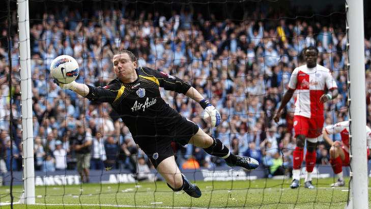 FOMLET BALLEN I M�L: Paddy Kenny glapp Zabaletas skudd, og ballen gikk via hanskene til keeperen og i m�l. Foto: Reuters / Darren Staples / NTB Scanpix