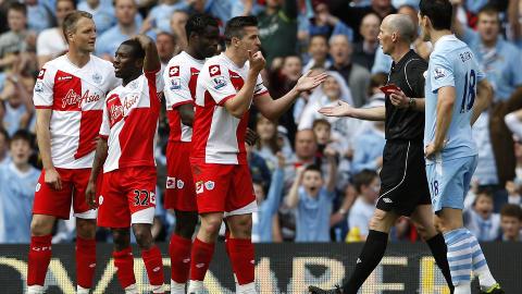 GIKK AMOK: Joey Barton gikk fullstendig amok etter timen spilt. Han fikk et r�dt kort, men kunne f�tt tre f�r han m�tte forlate banen. Foto: REUTERS/Darren Staples