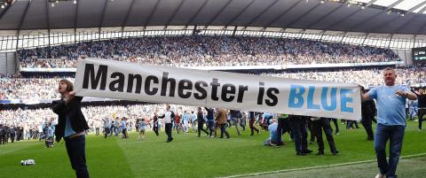 STORMET BANEN: City-supporterne stormet banen da sluttsignalet l�d. Foto: AFP Photo / Paul Ellis / NTB Scanpix