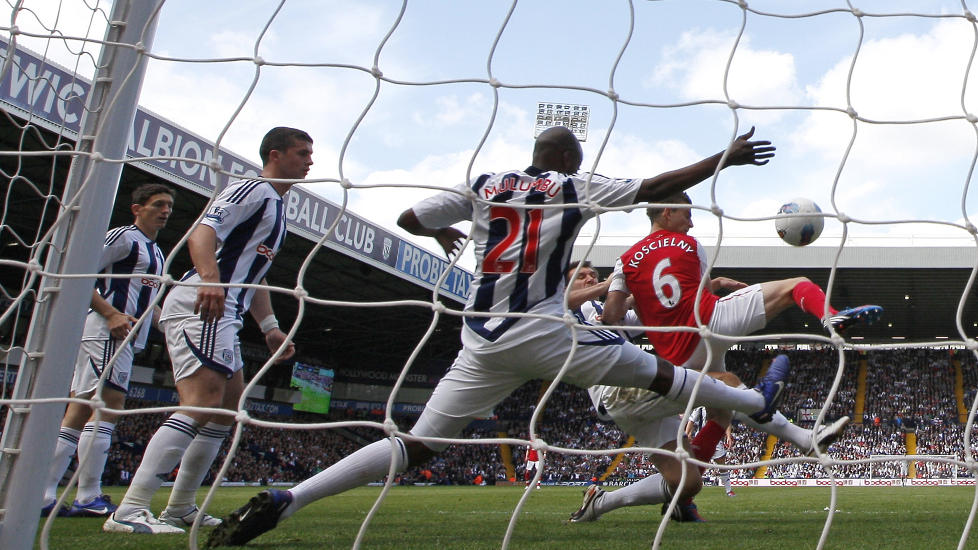 SIKRET TREDJEPLASSEN: Arsenal og Tottenham byttet om � ha den viktige 3.-plassen under s�ndagens siste runde av Premier League. Til slutt var det Ars�ne Wengers gutter som jublet over garantert mesterligaspill. Foto: AFP PHOTO/IAN KINGTON
