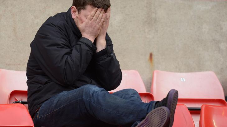 FORTVILELSE: Mens City-supporterne stormet banen i lykkerus, ble United-fansen sittende igjen og deppe etter at ligagullet røk på overtid. Foto: AFP PHOTO/ANDREW YATES FORTVILELSE: Mens City-supporterne stormet banen i lykkerus, ble United-fansen sittende igjen og deppe etter at ligagullet røk på overtid. Foto: AFP PHOTO/ANDREW YATES