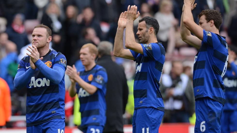 FORS�KTE � TR�STE: Noen av United-spillerne gikk bort til den tilreisende fansen og klappet etter at ligagullet var tapt. Men p� innsiden hadde de det vondt - det er i hvert fall Sky Sports-ekspert Gary Neville brennsikker p�. Foto: AFP PHOTO/ANDREW YATES