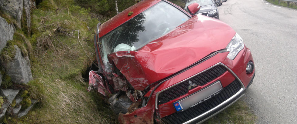 Kvinne fl�yet til sjukehus etter utforkj�rsel