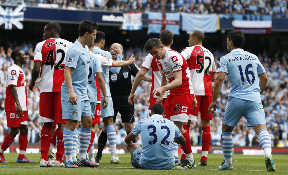 SKYLDER P� TEVEZ: Joey Barton hevder det var Carlos Tevez som startet de skammelige scenene som utspilte seg p� Etihad Stadium.Foto: REUTERS/Phil Noble/NTB scanpix
