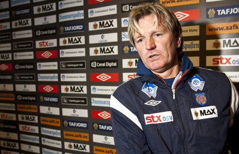 STILLESTE GUTT I PRESSEROMMET: Kent Bergersen har en helt annen måte å tolke Aalesunds kamper enn den suspenderte sjefen Kjetil Rekdal. Men heller ikke Bergersen går ut i gledesutbrudd for en arbeidsseier i ligaen.
Foto: Svein Ove Ekornesvåg / NTB scanpix STILLESTE GUTT I PRESSEROMMET: Kent Bergersen har en helt annen måte å tolke Aalesunds kamper enn den suspenderte sjefen Kjetil Rekdal. Men heller ikke Bergersen går ut i gledesutbrudd for en arbeidsseier i ligaen.
Foto: Svein Ove Ekornesvåg / NTB scanpix