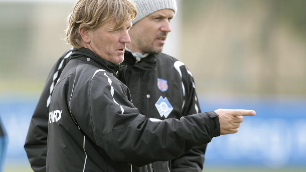 SKYGGE-SJEF: Aalesund hadde ikke vunnet siden 15. april og Kent Bergersen ledet laget i den viktige kampen mot Str�msgodset. Kjetil Rekdal s� kampen fra tribuna. Det var situasjonen hvor Svein-Erik Edvartsen valgte � bortvise Rekdal under Molde - Aalesund helga f�r som automatisk ga Rekdal karantene.
Foto: Terje Bendiksby / Scanpix