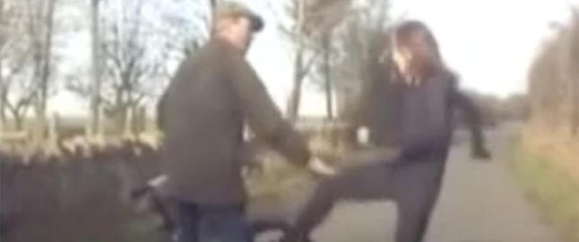 Her g�r den skrikende og sparkende kvinnen til angrep p� syklisten