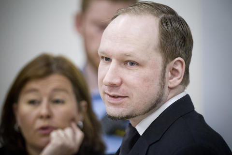 <b>KIKKER UT I LUFTA:</b> Mens de overlevende vitnene forklarer seg, ser Anders Behring Breivik for det mest rett fram, og ikke på de fornærmede.