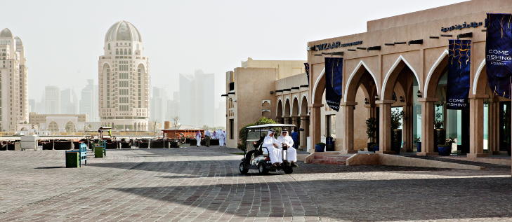 SKYTTELTRAFIKK: Qatar satser massivt p� kultur. De sm� bilene g�r i skytteltrafikk mellom severdighetene hele dagen. Det er bare � hoppe p�. Foto: NINA HANSEN