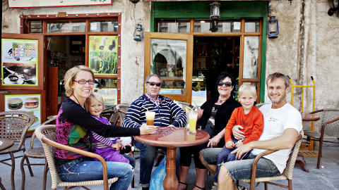 GAMLE TRAKTER: Tor-Einar Blomstrand (ved d�ra) er tilbake med barn og barnebarn. Fra 1986 til 1989 jobbet han for Hydro i Qatar. Fra venstre Berit Blomstrand med Inga (3) p� fanget, Tor Einar Blomstrand, Bj�rg Brastad, Lars Inge Harang  og  Alfred (5). Foto: NINA HANSEN