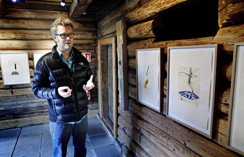 TRESNITT PÅ TREVEGGER: - Jeg var usikker på om det ble for mye. Men jeg synes bildene klarer seg kjempebra på de rustikke treveggene, sier Magne Furuholmen i tømmerlåven på Nyfossum på Blaafarveværket. Foto: Lars Eivind Bones / Dagbladet TRESNITT PÅ TREVEGGER: - Jeg var usikker på om det ble for mye. Men jeg synes bildene klarer seg kjempebra på de rustikke treveggene, sier Magne Furuholmen i tømmerlåven på Nyfossum på Blaafarveværket. Foto: Lars Eivind Bones / Dagbladet